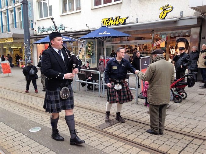 Ruhr-Piper Björn Frauendienst in der Fußgängerzone bei einer Promotion für das Finnegan's