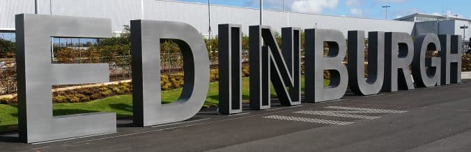 Schriftzug am Flughafen von Edinburgh