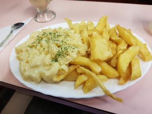 Macaroni Cheese and Chips im University Café Glasgow