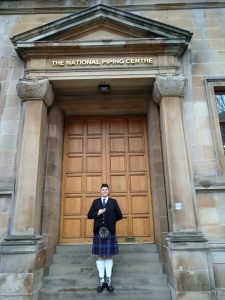 Björn Frauendienst vor dem National Piping Centre Glasgow