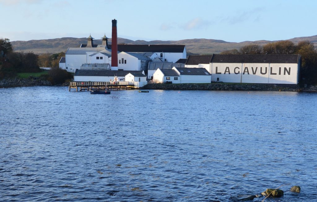 Die Brennerei Lagavulin auf der Whisky-Insel Islay